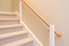 Перила для лестниц: как выбрать и заказать надежные конструкции