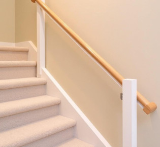 Перила для лестниц: как выбрать и заказать надежные конструкции
