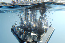 Айфон упал в воду: что нужно и нельзя делать