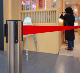 Важность ограждений в ритейле: безопасность, навигация и визуальный эффек