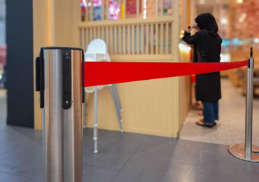 Важность ограждений в ритейле: безопасность, навигация и визуальный эффек