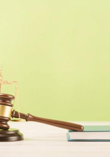 «Он же свой человек»: почему выселить знакомого из квартиры без договора сложнее, чем постороннего