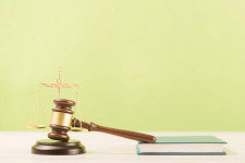 «Он же свой человек»: почему выселить знакомого из квартиры без договора сложнее, чем постороннего